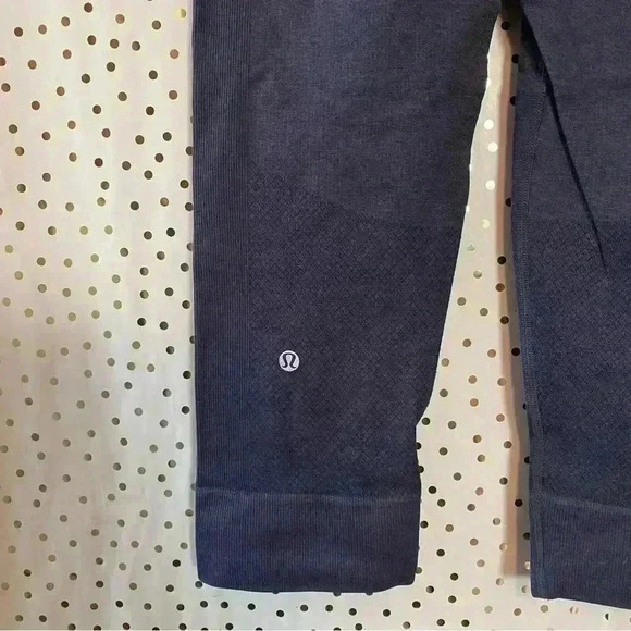 Lululemon Seamlessly Street crop - Picture 6 of 8